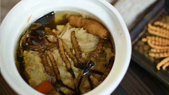 鮮香滋補(bǔ)！鮮冬蟲夏草燉雞湯的美味做法