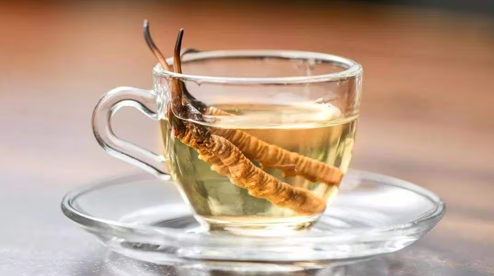一杯蟲草水，健康新滋味：冬蟲夏草泡水喝的奇妙功效